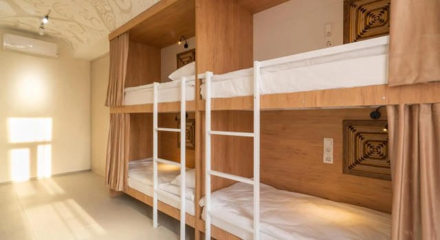 Cama em dormitório ololoYurt