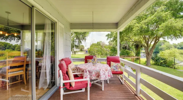 Апартаменты Docks + Balcony: Peaceful River Abode in Dunnellon