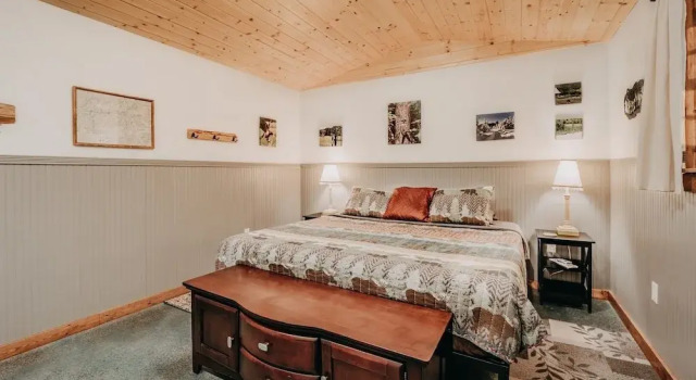 72mf - Rustic - Pets Ok - Sleeps 2 1 Bedroom Cabin by Redawning, Varaa Lomakoti Maple Falls 