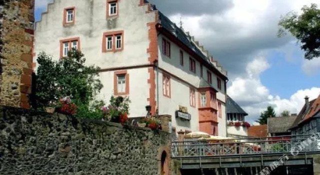 Hotel Schloss Ysenburg, Забронировать Отель Флорштадт 