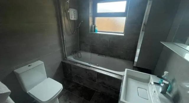 Коттедж Modern 3 bed Townhouse newly refurbished free parking 10 mins walk to town centre , hospital and college. Wi-fi , Satellite TV, ideal rental for couples, families, professionals. Non smoking Premises