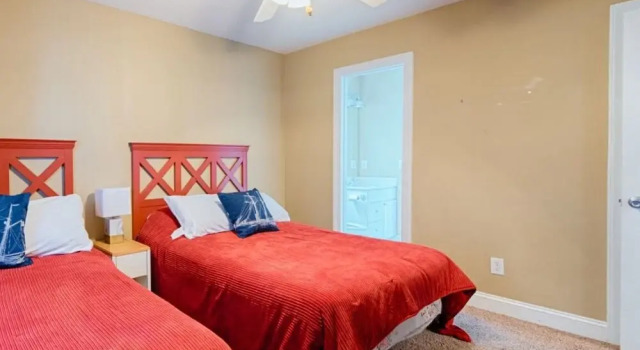 CG Beach House, Забронировать Отель Отели Норт-Миртл-Бич с парковкой, рядом с Заповедник Расселл-Берджесс-Костал, Парковка