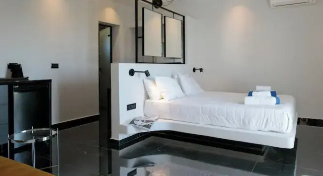 Люкс с балконом Iphimedeia Luxury Hotel & Suites