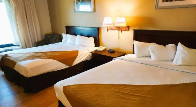 Четырёхместный номер Standard McPherson Inn