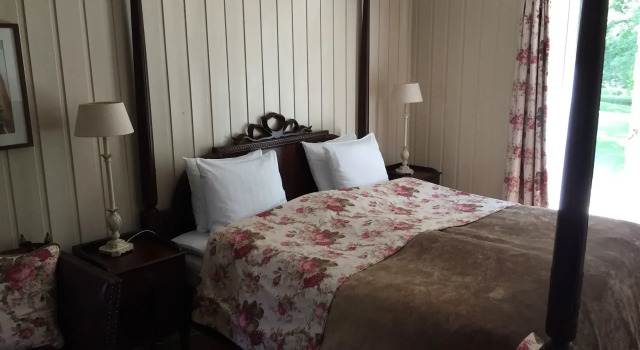 Krokstad Herrgård, Book Hotel  