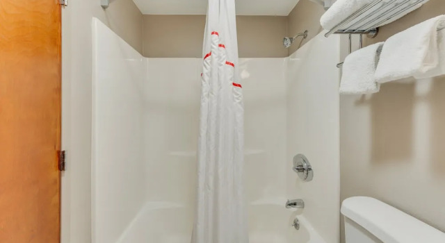Двухместный люкс Standard Red Roof Inn & Suites Newport - Middletown, RI