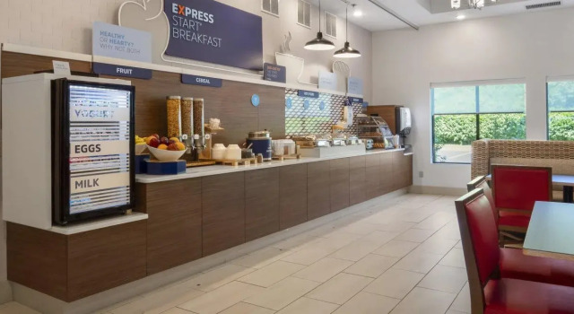 Holiday Inn Express Hotel & Suites Newton Sparta by IHG, Забронировать Отель Ньютон North Jersey