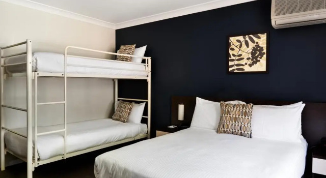 Четырёхместный номер Standard 175 Hotel Westmead