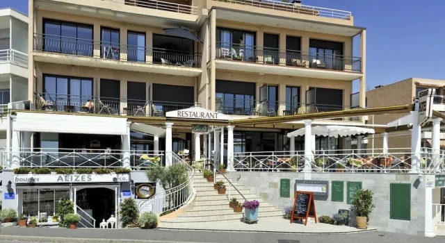 Hôtel Les Alizés, Забронировать Отель Отели в центре Кавалер-сюр-Мер с завтраком, отели в центре Кавалер-сюр-Мер с завтраком