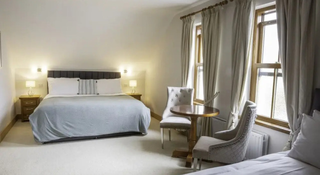 Трёхместный номер Superior The Waters Edge Hotel