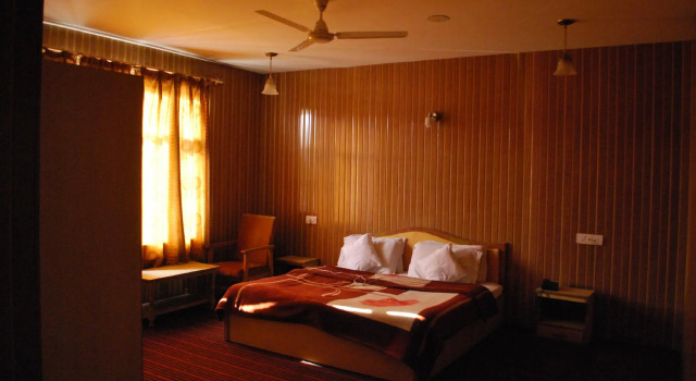 Hotel The Kaisar, Забронировать Отель Сринагар Jammu & Kashmir Ski