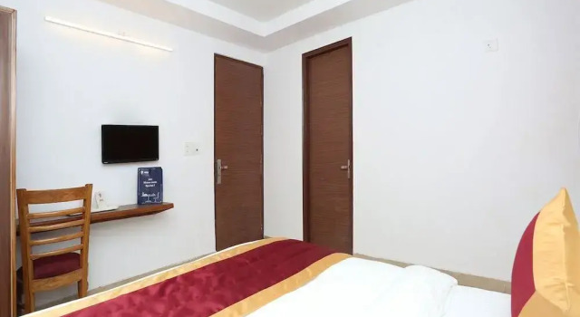 OYO 12807 Amaira Hotel and Banquets, Забронировать Отель Газиабад штат Уттар-Прадеш