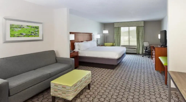 Четырёхместный люкс Holiday Inn Express Hotel & Suites Phenix City - Columbus by IHG