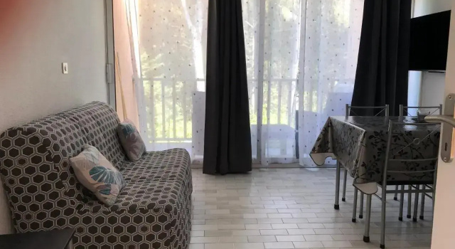 Charmant studio clim pinède 1 min de la mer, Забронировать Апартаменты/квартира Санари-сюр-Мер Bandol Wine Route, рядом с Centre Orientaly's Beauté