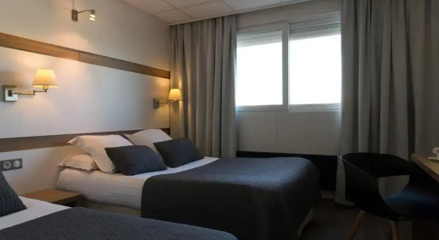 Трёхместный номер Premium с видом на бассейн The Originals Boutique, Hôtel Neptune, Montpellier Sud
