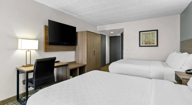 Четырёхместный номер Standard Clarion Inn Cranberry Township