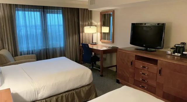 Номер Mobility / Hearing Accessible Bathtub Marriott New York JFK Airport