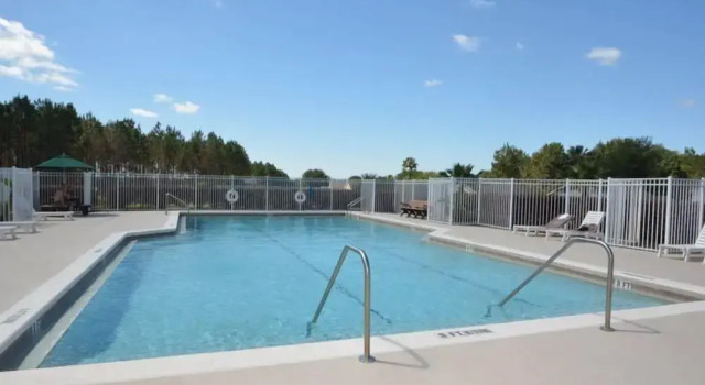 Beautiful 5 Bedroom 3 Bath Pool Home on the Golf Course, Buchen Sie Hotel Hotels in Four Corners mit Pool, Schwimmbad