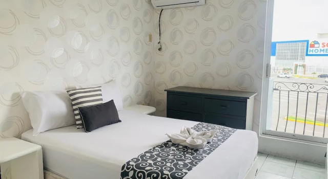 Люкс с балконом Hotel & Suites Bausan