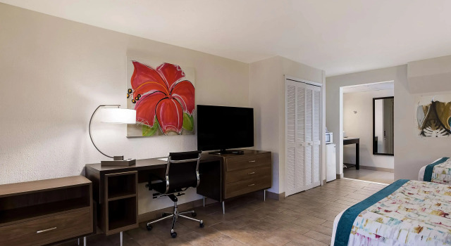 Четырёхместный номер Standard с видом на бассейн Best Western Plus Hibiscus Mtl