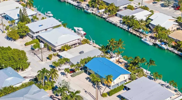 Коттедж Seabreeze Cove Waterfront Gem 38 Foot Dock Cabana Club