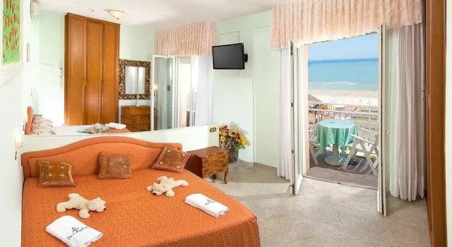 Семейный номер Standard с балконом и с видом на море Mayflower Beach Hotel