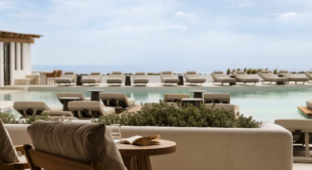 Люкс с балконом и с видом на бассейн NĒRO Boutique Hotel