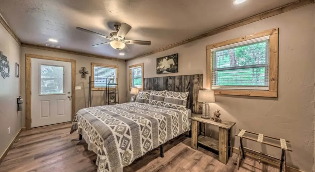 Ruidoso Cabin w/ Patio - Walk to Midtown!