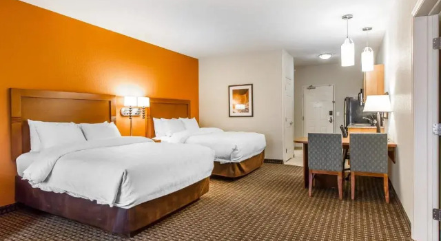 Четырёхместный люкс c 1 комнатой MainStay Suites Stanley