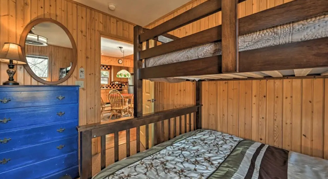North Carolina Escape w/ Deck, Grill & Fire Pit!, Buchen Sie Ferienhaus Bryson City 