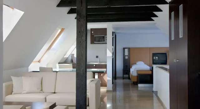 Burns Art Apartments