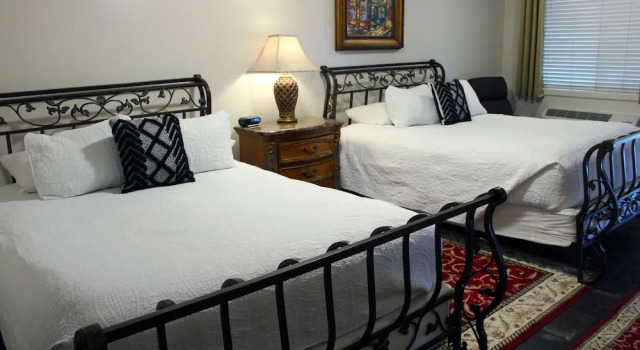 Четырёхместный люкс Silverton Inn & Suites