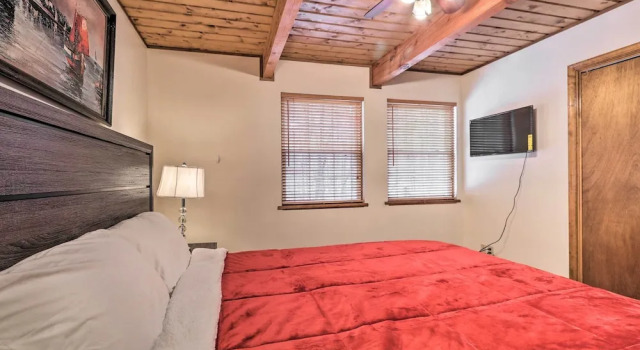 Коттедж Home w/ Hot Tub, Fire Pit, Koi Pond: Walk to Lake!