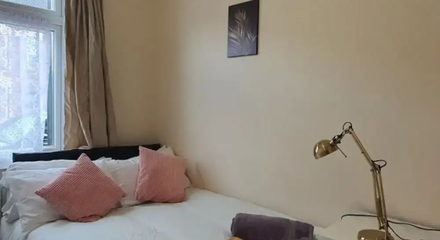 Room in Guest Room - Large Room Near Coventry City Centre