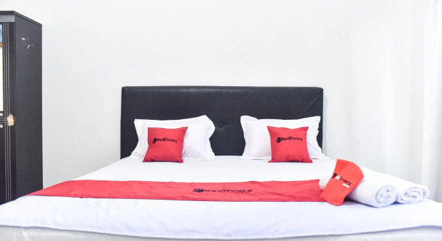 RedDoorz near Sultan Hasanuddin Airport 2 Makassar, Book Guesthouse Hotels in Sulawesi with Parking, Parking