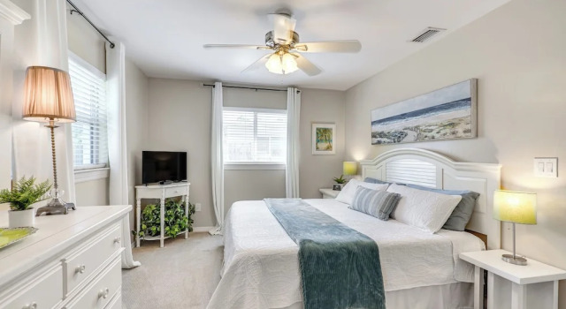 Коттедж Fort Myers Bungalow - 12 Miles to the Beach!