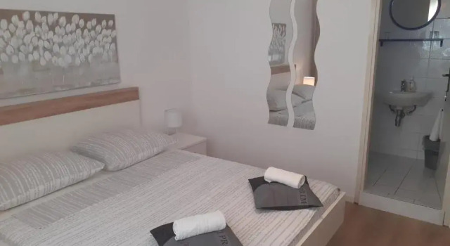 Apartment & Rooms Riva, Забронировать Апартаменты/квартира Отели Водице с парковкой, рядом с Частный Пляж Отеля «Кристина», Парковка