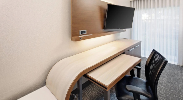 Четырёхместный номер Standard с видом на бассейн Courtyard by Marriott Fort Lauderdale North/Cypress Creek