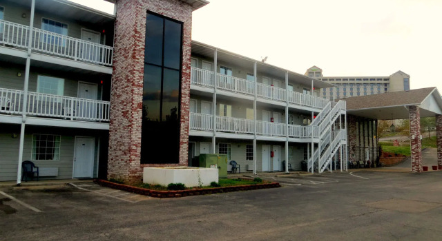 SUNSET INN, Забронировать Отель Отели Table Rock Lake с парковкой, Парковка
