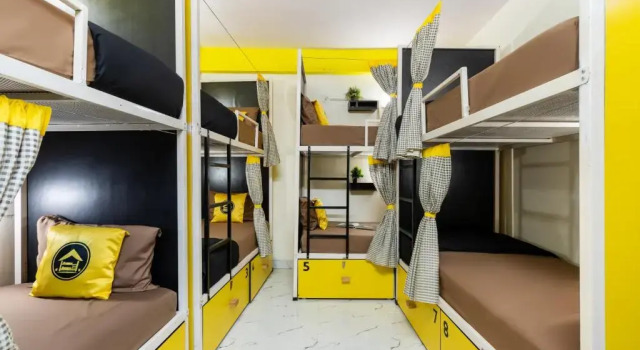 Кровать в общем номере The Hosteller Agra