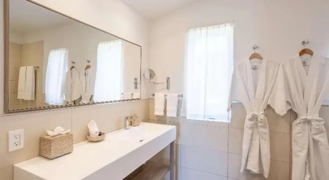 Полулюкс Wyndham Tortola BVI Lambert Beach Resort