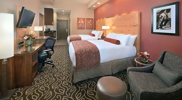 Четырёхместный номер Standard с балконом и с видом на горы Best Western Premier Ivy Inn & Suites