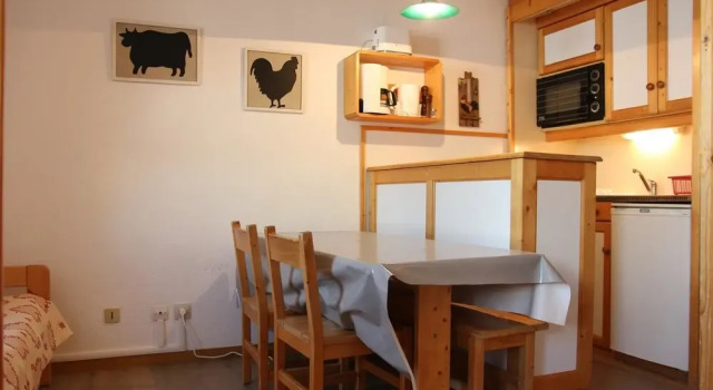 This nice apartment of about 28m2 is at the 4th floor Apartment 1 agen