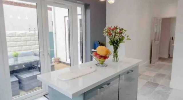 Spacious 4 Bed Rooms, Parking, Garden and Near Parks, Beaches and University