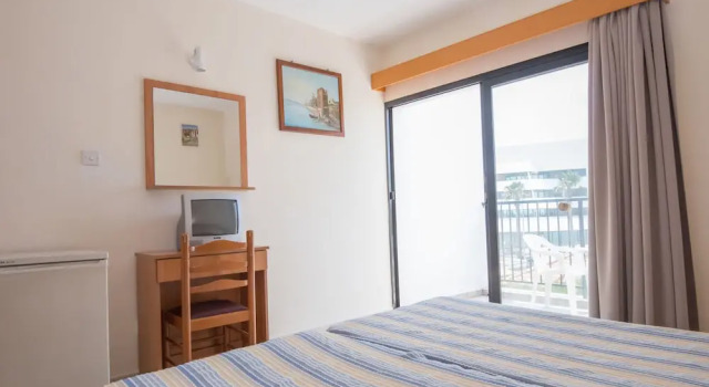 Трёхместный номер Standard с балконом Kkaras Hotel