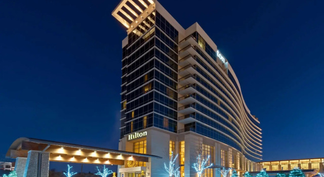 Кровать в общем номере Hilton Branson Convention Center