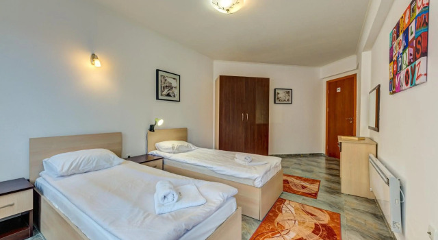 Bright and Spacious 2-BDR Apartment with Balcony