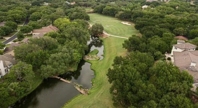 Коттедж Luxury Golf Course Private Retreat with Heated Swimming Pool
