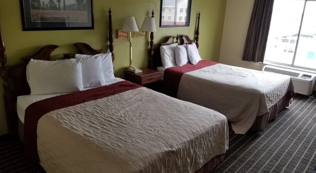 Четырёхместный номер Standard Travelodge by Wyndham Lansing IL