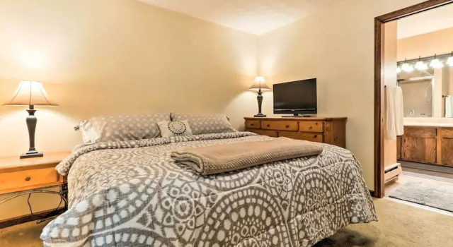 Lake Harmony Home w/ Deck - 3 Mi to Ski Slopes!, Book Hotel Lake Harmony Carbon County